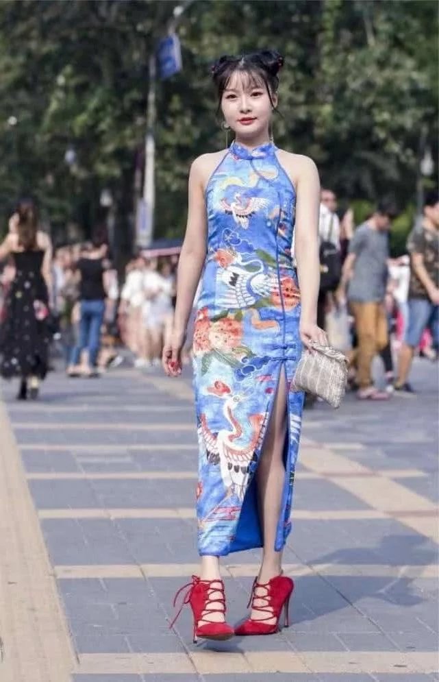 甜美小姐姐中国旗袍穿身上，洒脱肆意，行走街头，惊艳路人