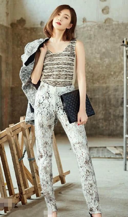 『 穿成』裤子都被穿成白丝袜？这肤色令人羡慕！，江疏影的腿究竟是有多白