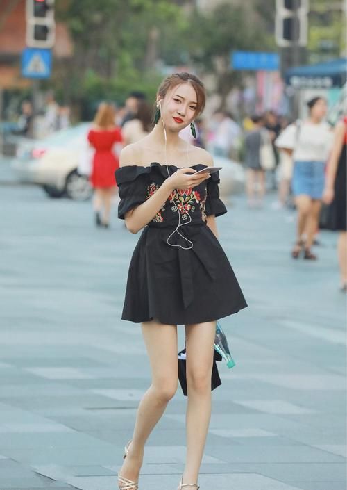  挪不开|街头最迷人的小姐姐，反光的皮肤让人挪不开眼