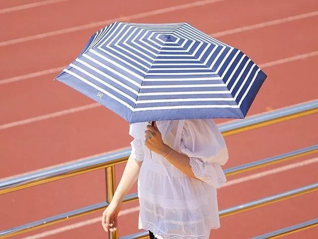 真男人，敢于打太阳伞