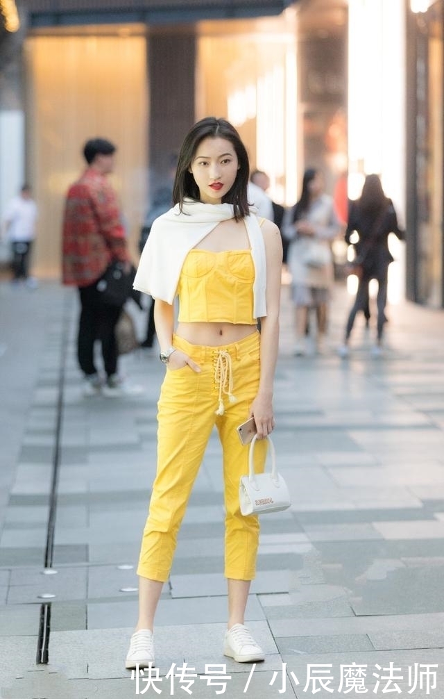 气质|路人街拍,小姐姐穿短款的吊带背心,显得有些性感