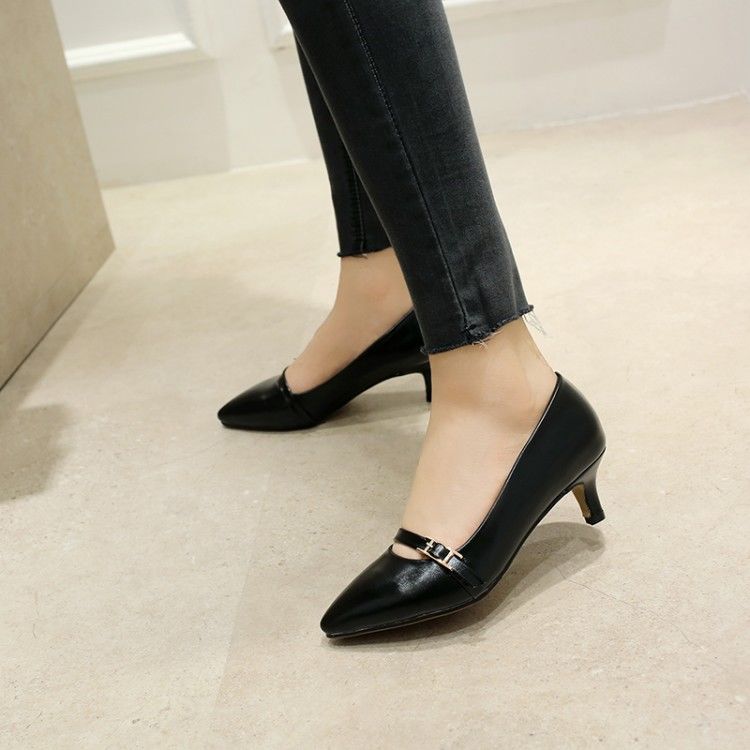 女人啊!别老穿平底鞋了，穿上高跟鞋，性感百倍