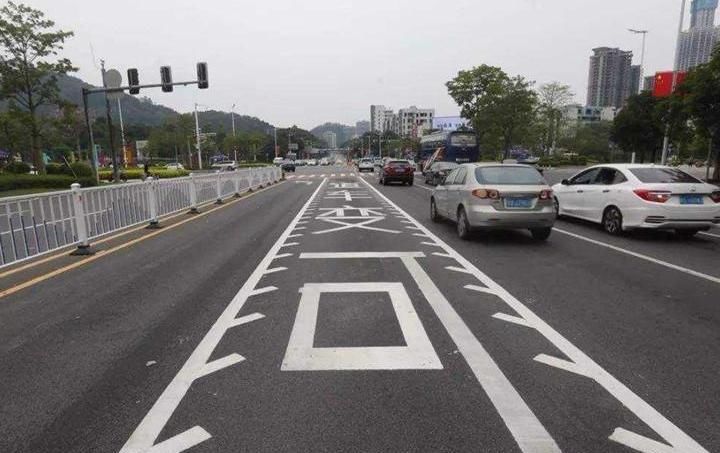 1锯齿车道还有一个别称叫潮汐车道,它的存在主要是为了让车流缓解拥堵