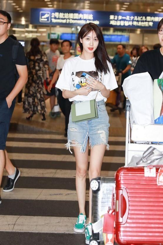 看了李菲儿穿短裙，再看看杨颖，网友:终于明白黄晓明怎么想的了