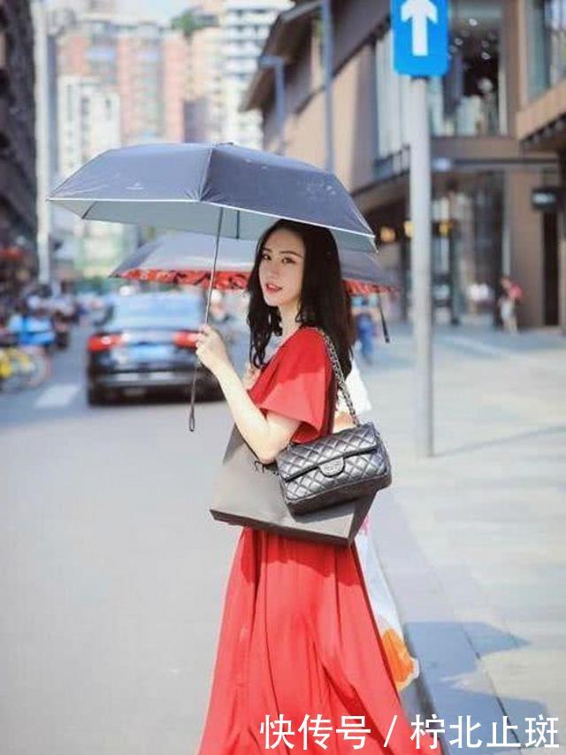  #气质#街拍，瞧，小姐姐这自信的走姿，一看就是一位拥有模特气质的女生