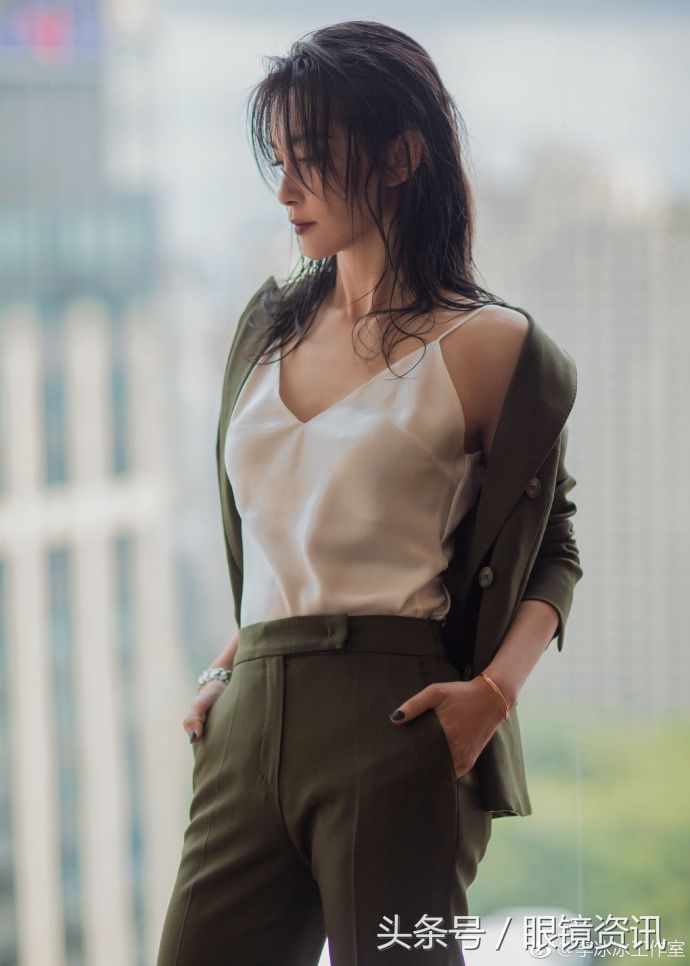 李冰冰大玩湿发诱惑红唇妩媚，吊带上衣尽显玲珑曲线