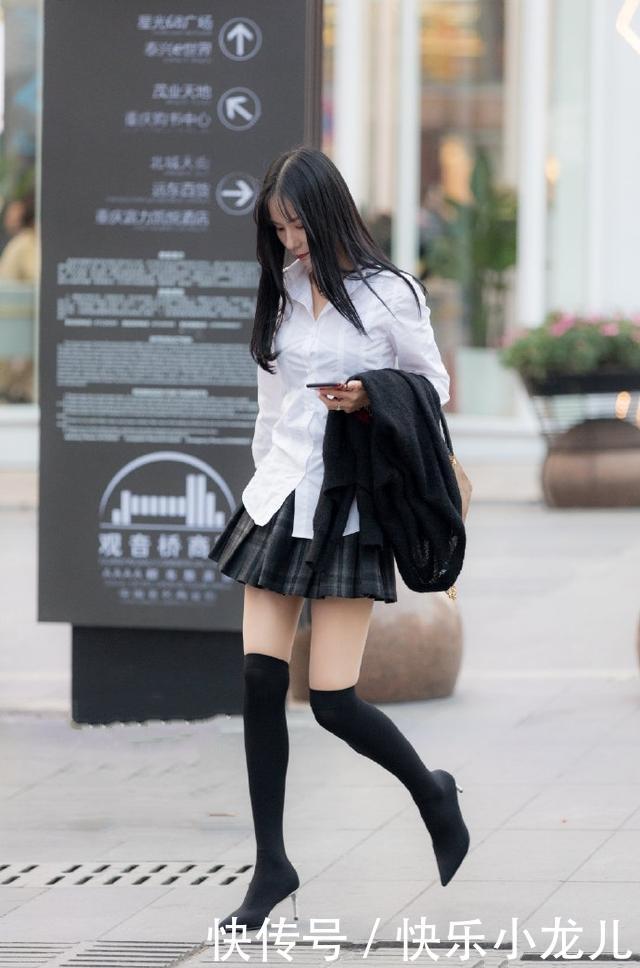  美女■街拍：紧身牛仔裤，会更好地展示身材，搭配出自己的时尚感觉