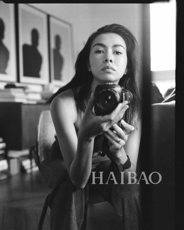 最易借鉴的法式风格！时尚摄影师Adeline Mai私服合辑：这张英气