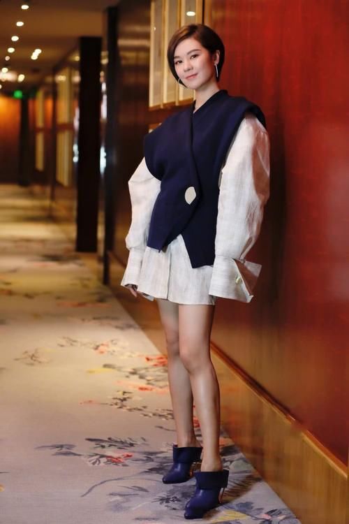 郁可唯的裙子这个长度有点尴尬,网友:我要有这身材天天这样穿!