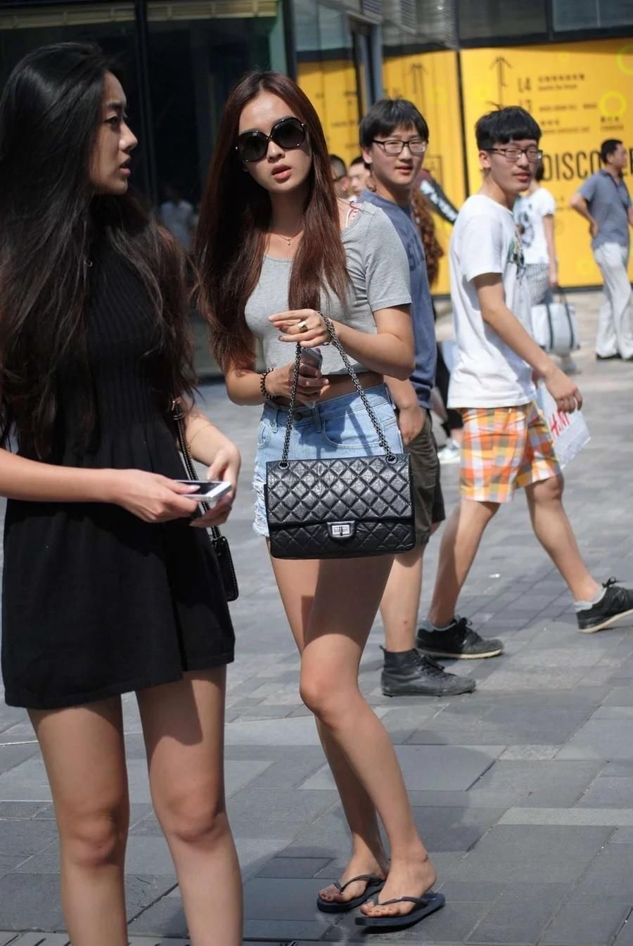 街拍靓丽高挑美腿美胸女孩