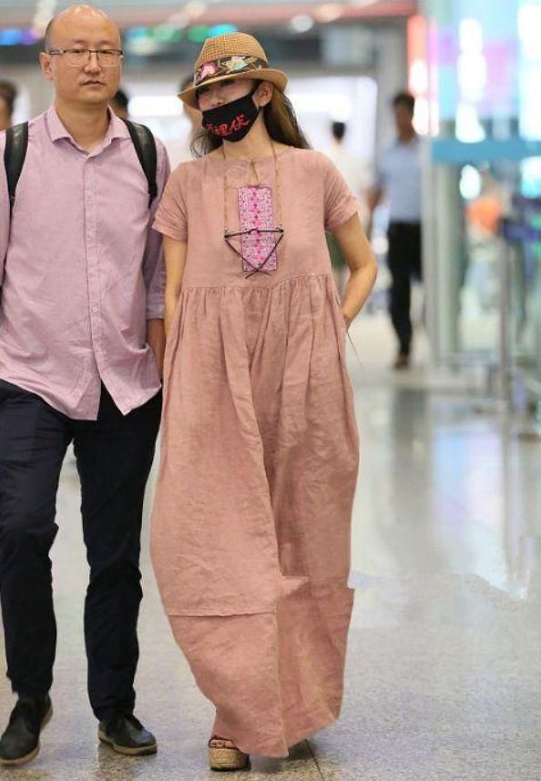 杨丽萍真能穿！穿这么皱的长裙却依然漂亮，网友：仙风道骨的气质