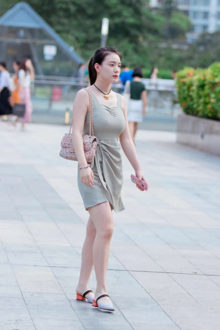 小姐姐吊带连衣裙既显迷人曲线，贴身的设计使得胸部更加的饱满