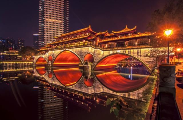  「要为大家介绍」中国目前最强的三座新一线，成都、重庆和杭州，未来谁将脱颖而出