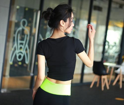 穿打底裤的美女：小姐姐双腿更加纤细立体，吸引路人无数！