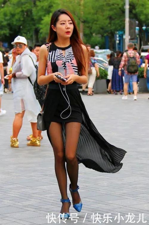 美女■街拍美女穿着水墨画的旗袍,搭配浅紫色尖头高跟鞋,凸显出那傲人身姿