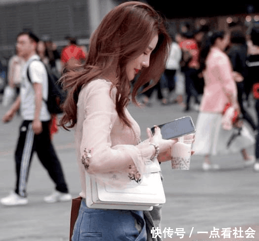 时尚姐姐穿上了牛仔裤，路人大叔要为她照个相，养眼！