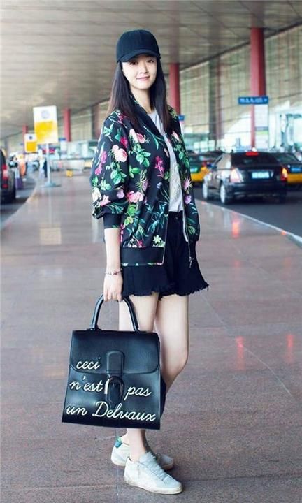 蒋欣现身机场，用一条阔腿裤告诉我们，微胖真的不用减肥！