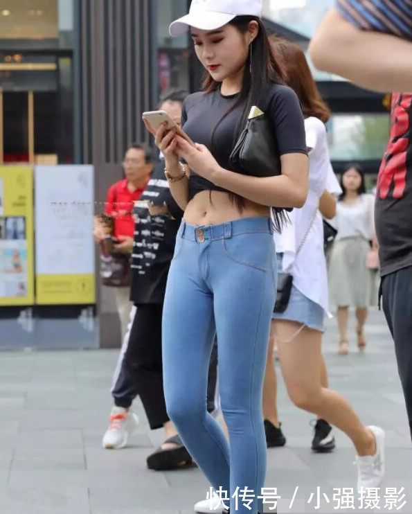 街头的蓝色紧身裤小姐姐，清纯可爱又迷人！