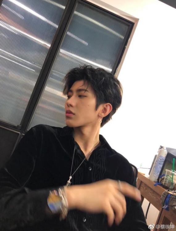 蔡徐坤晒自拍上演侧颜杀 酷帅有型