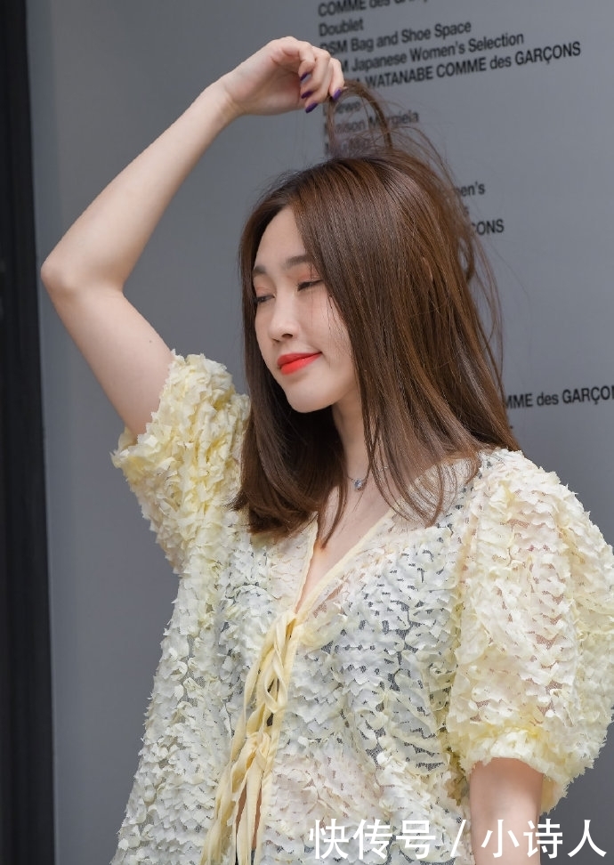 『化妆』街拍小姐姐:姑娘的打扮和化妆发型都是一顶一的组合