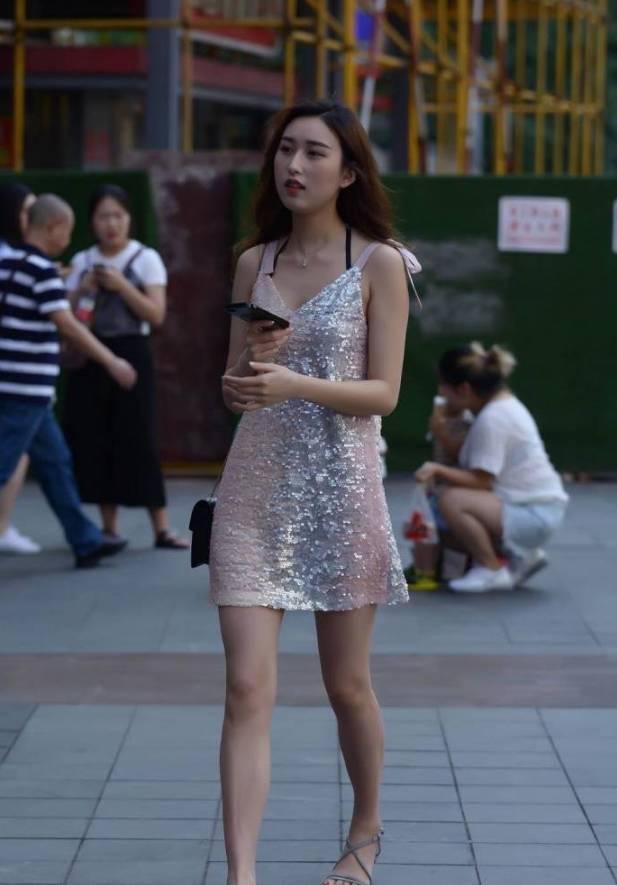 路人街拍，黑色的吊带搭配红色的长裙，小姐姐看上去充满韵味