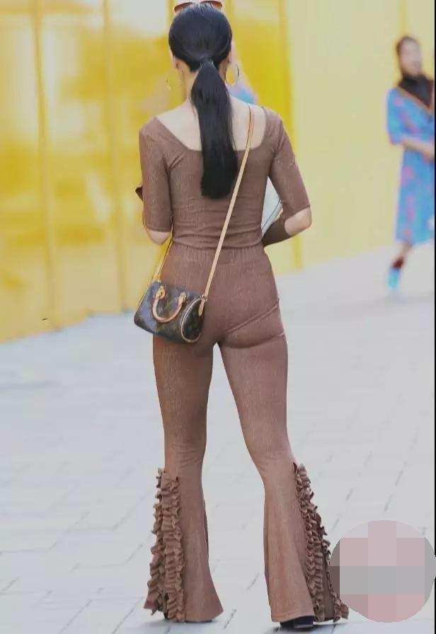 穿紧身弹力裤的辣妈，丰腴身材若隐若现很吸睛，好身材挡不住