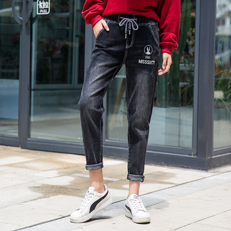 女人再漂亮，早秋也不要穿裙子了，这休闲的牛仔裤，青春有活力