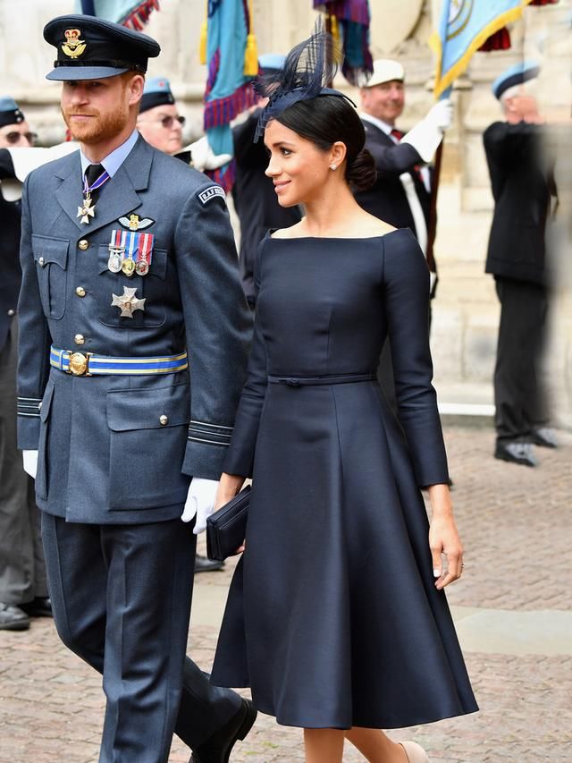 梅根同框凯特王妃,穿条一字肩连衣裙,网友:这回不输嫂子了!