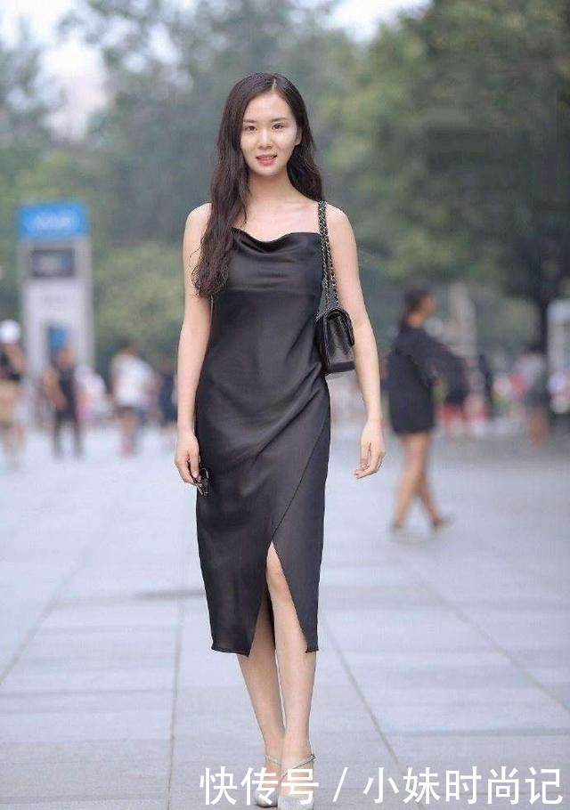 美女|街拍:姑娘穿一条丝滑的一字肩长裙, 太有潮力值了