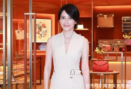 俞飞鸿、高圆圆同穿深V礼服，一个若隐若现，一个气质如兰！