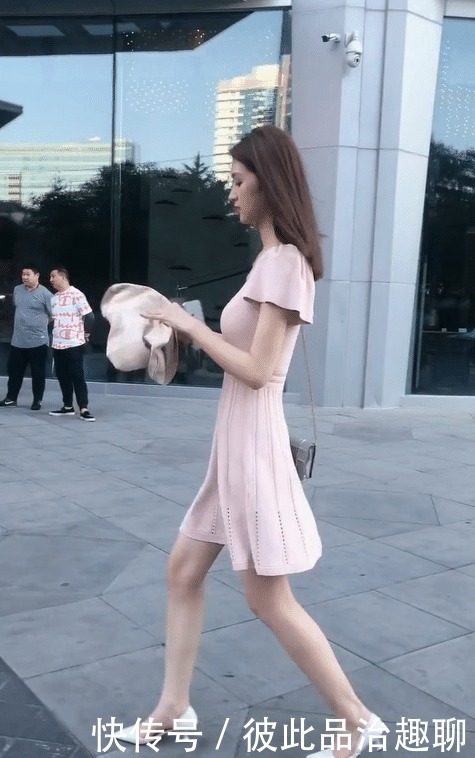  美女|美女一身小粉裙，秀发飘逸很是清新！