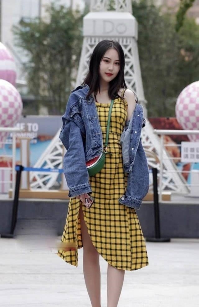 「 漂亮」风姿优雅性感漂亮,更显迷人魅力,街拍:白色瑜伽裤非显身材