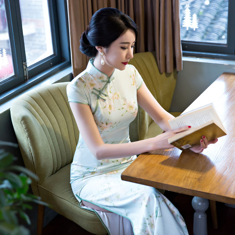 32岁媳妇真会打扮，同学聚会穿的第5款洋气旗袍，同学直呼嫩美