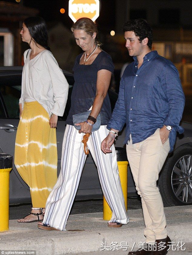 西班牙王后莱蒂齐亚海岛度假，身穿黑白条纹裤，美出新高度!