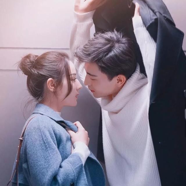 迪丽热巴和邓伦主演的新剧《一千零一夜》开播，热巴造型清纯可爱