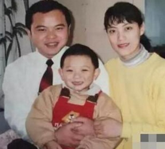 黄子韬豪车豪宅炫不停,他的父母到底多有钱?几