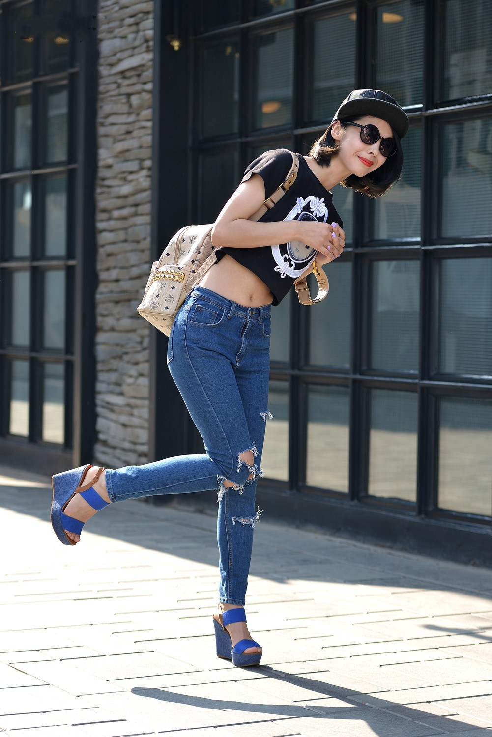 街拍美女：走起路来都风姿摇曳，更是秀丽端庄，美丽动人！