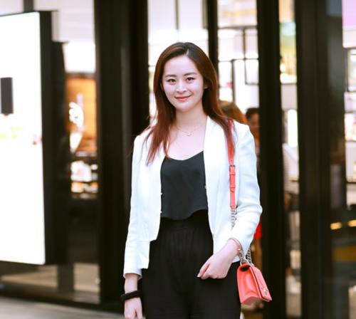 街拍：小姐姐不仅身材匀称有型又气场满满，极具女人味！