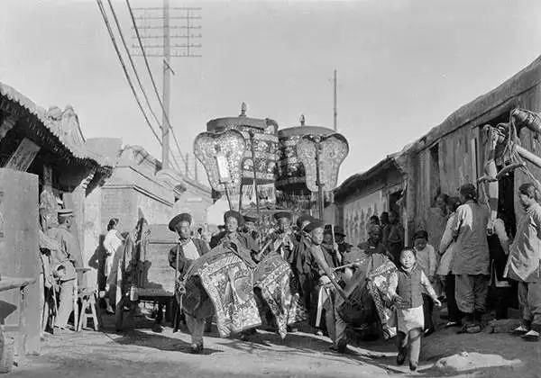 美国人在鞋盒里发现了6000张中国老照片，轰动全世界