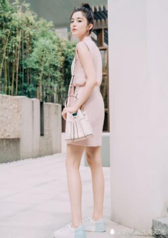 26岁娜扎真会穿，印花裙外面又套了一件小黑裙，时髦到飞起！