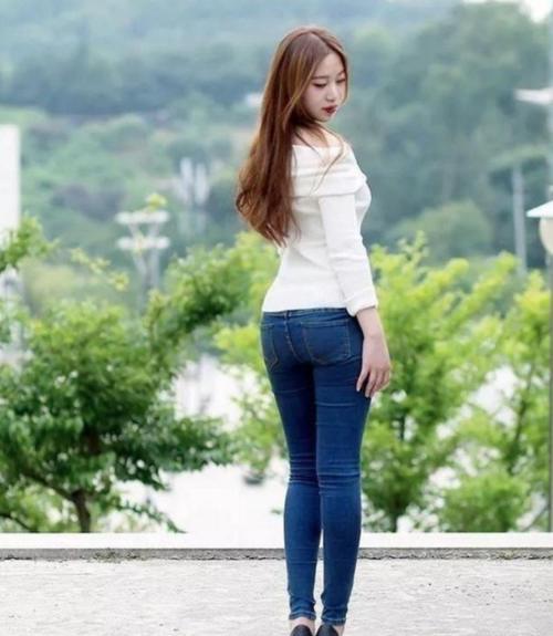 精致甜美的紧身牛仔裤打扮，小姐姐穿出时尚女神范儿！