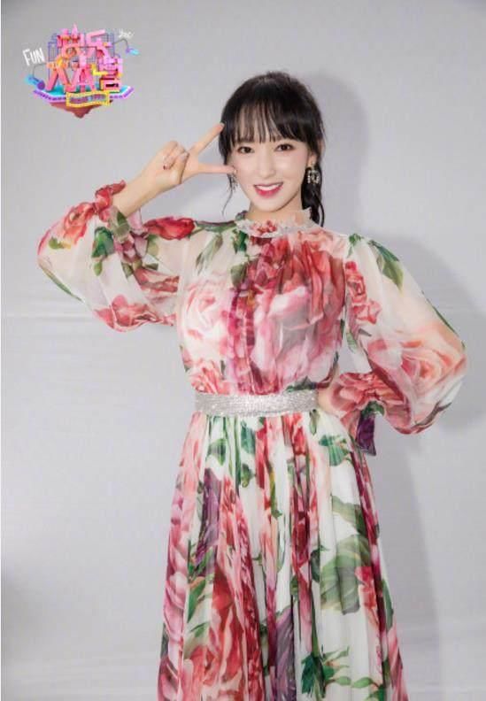 20岁程潇和26岁迪丽热巴穿同款，网友:一眼看出时尚和可爱的区别