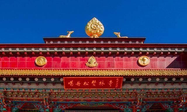 云南最大藏传佛教寺庙,被誉为“小布达拉宫”,犹如一座庄严古堡