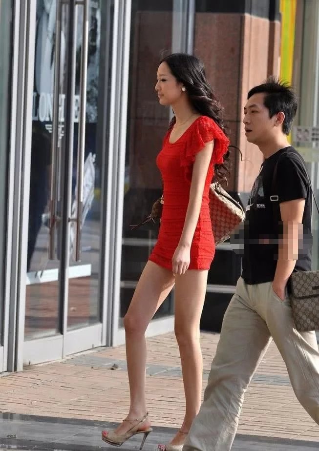 性感迷人气质小姐姐，超短红裙显高挑迷人身材