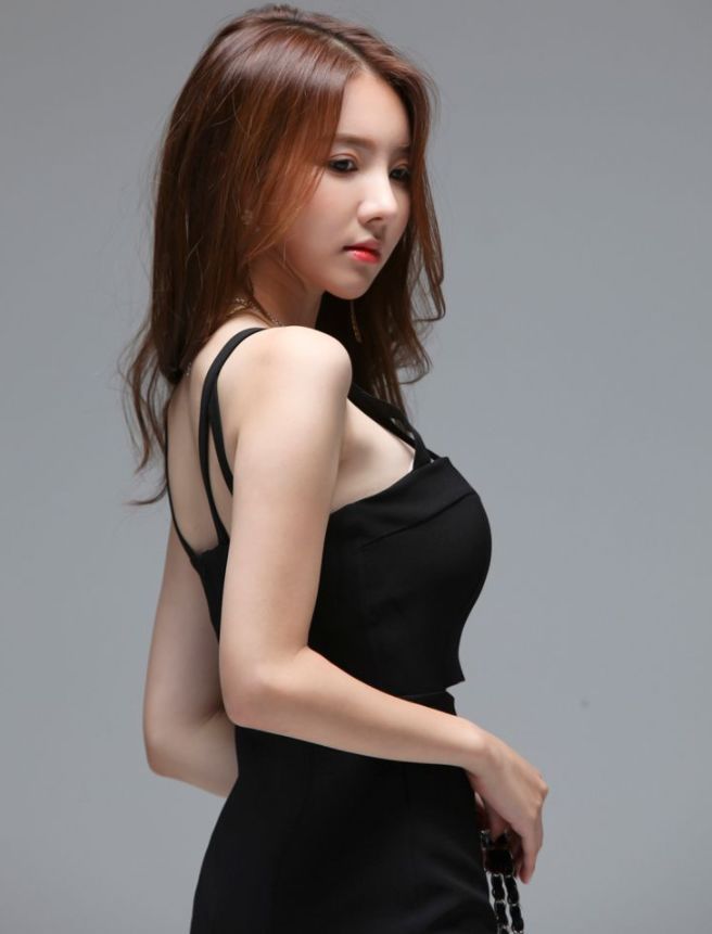 身材曼妙的紧身裙美女，释放浪漫气质，尽显都市女神魅力