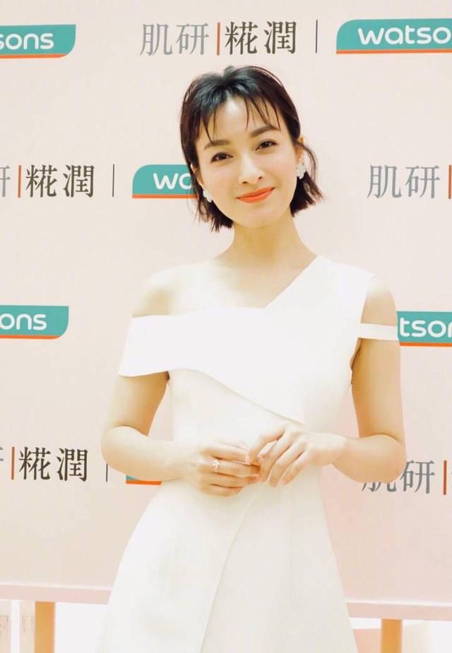 啥吗?吴昕穿白色系,就是比你美,因为显腿可细了!