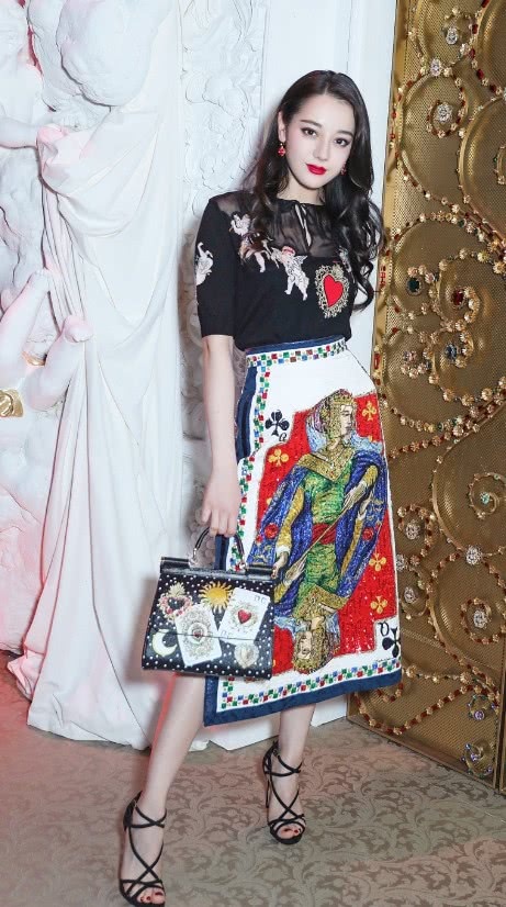 迪丽热巴真辛苦,穿15cm高跟鞋还没防水台,完全是用脚趾走路