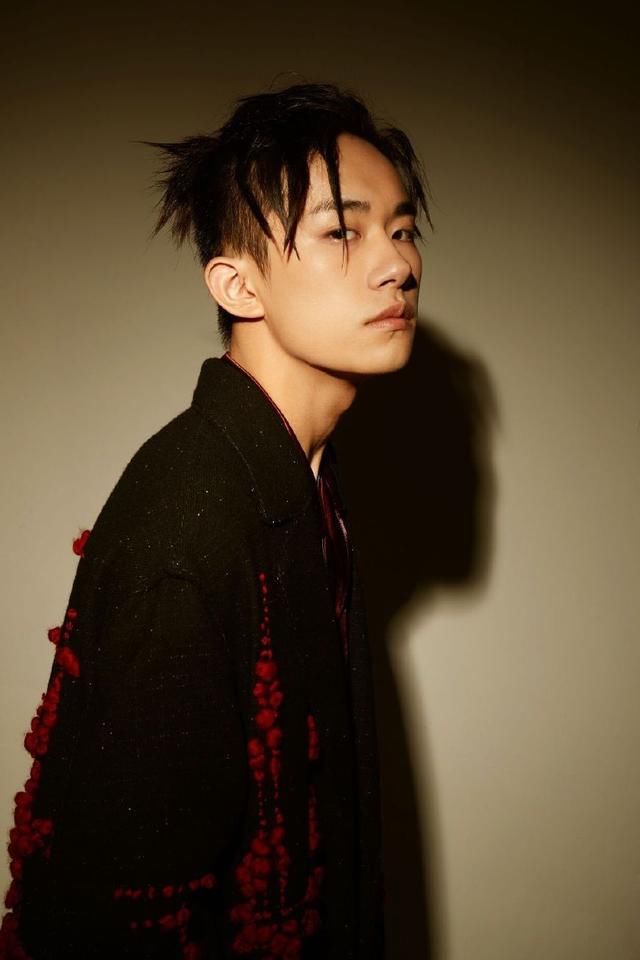 18岁易烊千玺肌肉线条太撩人！彩辫+葱须刘海真是个性过了头！