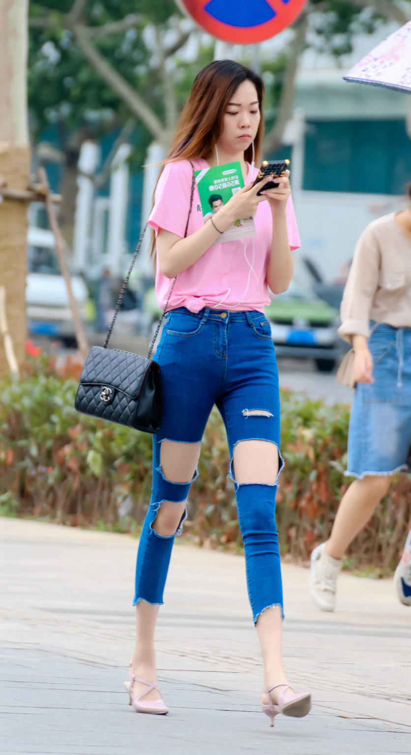 小姐姐破洞牛仔裤白皙美腿大摇大摆的展现出来，错认为乞丐裤