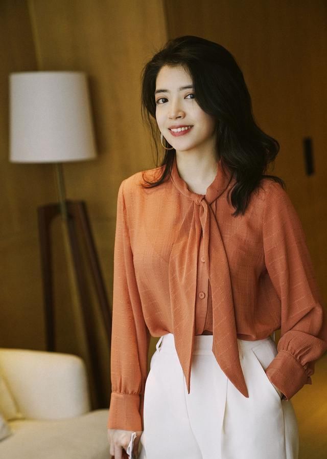  『近三木』三木又带火了一种新穿搭，“风衣+飘带衬衫”，优雅有女人味！